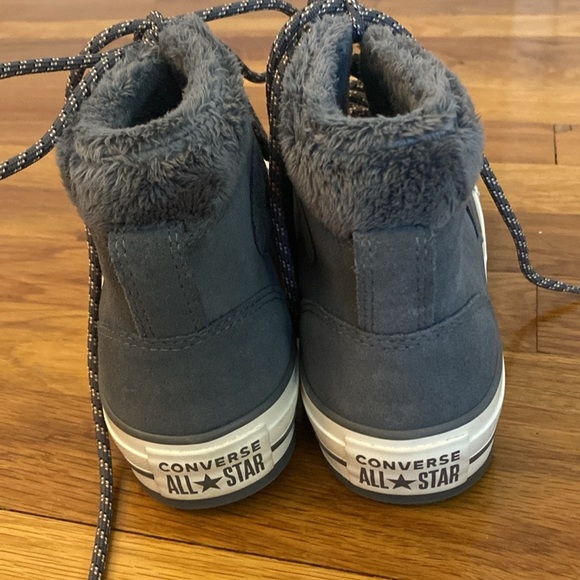 Converse Women’s Gray Fur Lined Sneakers Size 6 - Picture 4 of 8